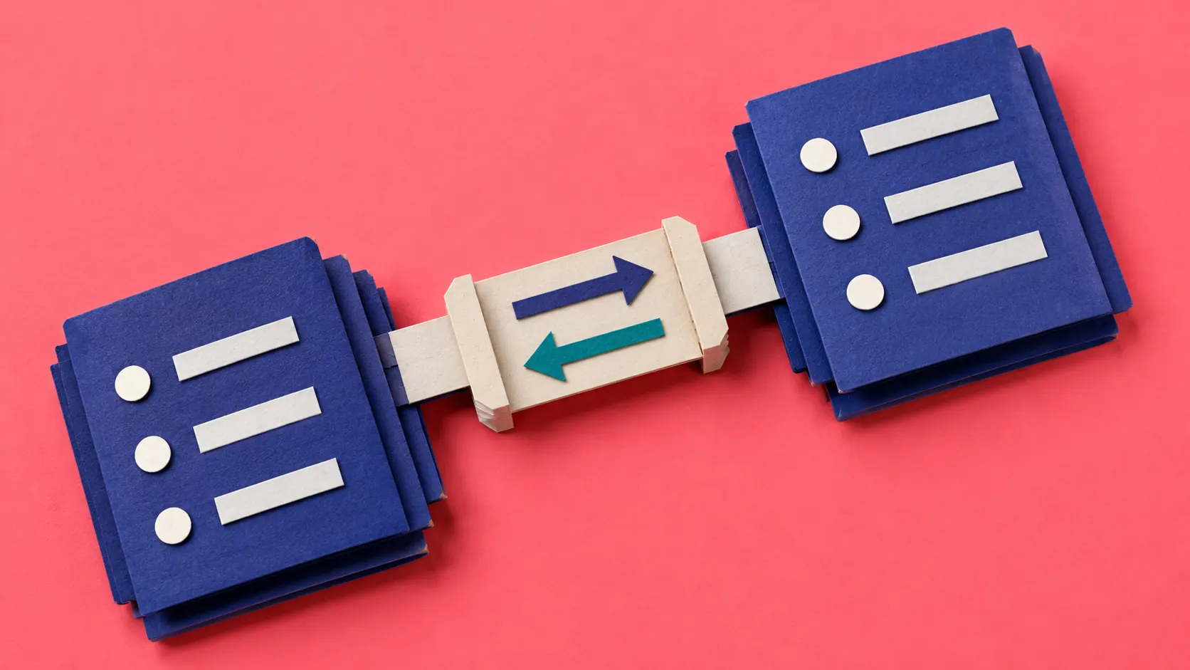 Conceptillustratie van twee papieren gegevenspanelen op koraalroze, verbonden door een begrensde interfacebrug met pijlen voor verzoek en antwoord.