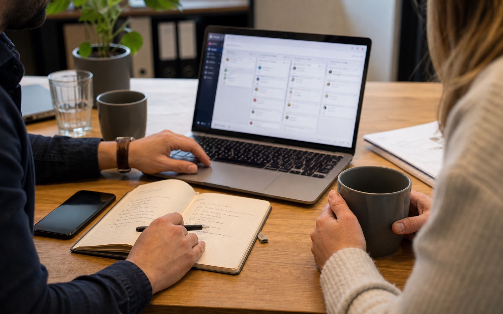 Ondernemer en digitale consultant bespreken een groeiplan voor websites, CRM en AI automatisering in Midden-Brabant.